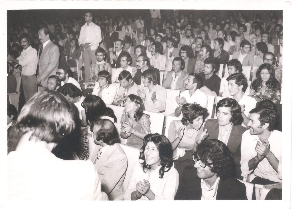 [Fig. 1] Screening of Collection of Cinema-ye Azad short films, Shiraz Art Fest 1975 or 1976 (Source: Hadi Alipanah, date unknown).