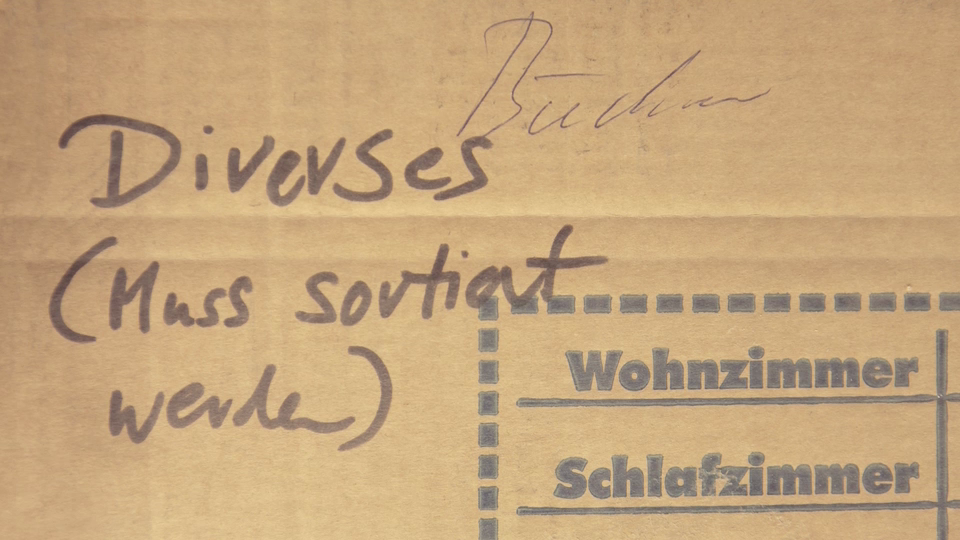 [Fig. 1] Close-up of a moving box labeled “Diverses (Muss sortiert werden)” (eng. “Miscellaneous (Needs to be sorted)”) (Source: Harun Farocki Institut)